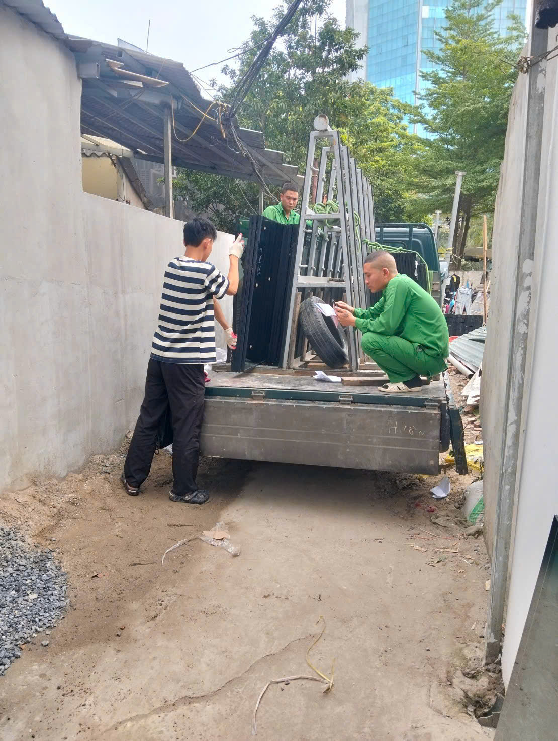 Kiểm tra và sắp xếp kính trên xe trước khi giao đến khách hàng
